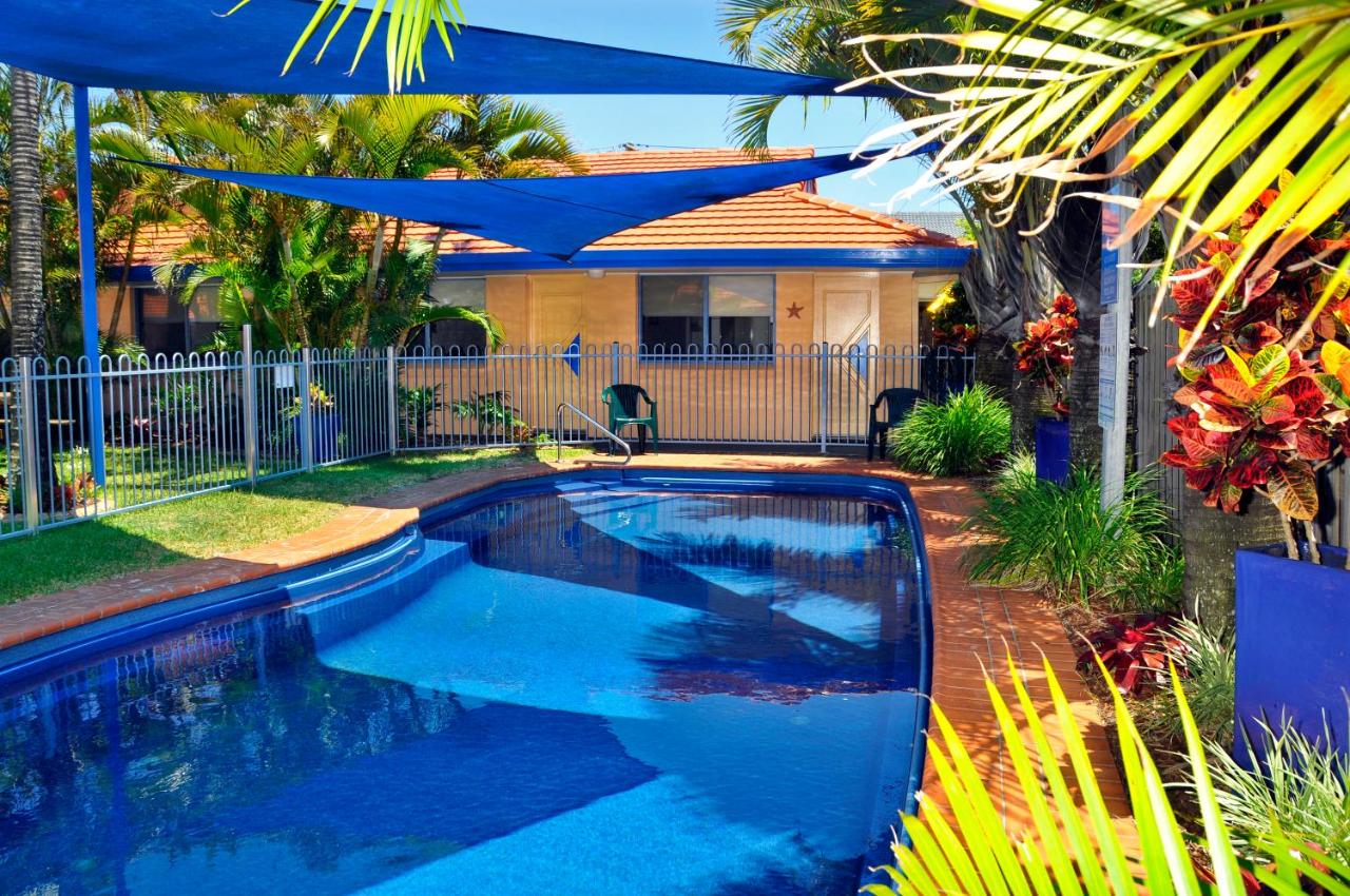 Yamba Twin Pines Motel poolside