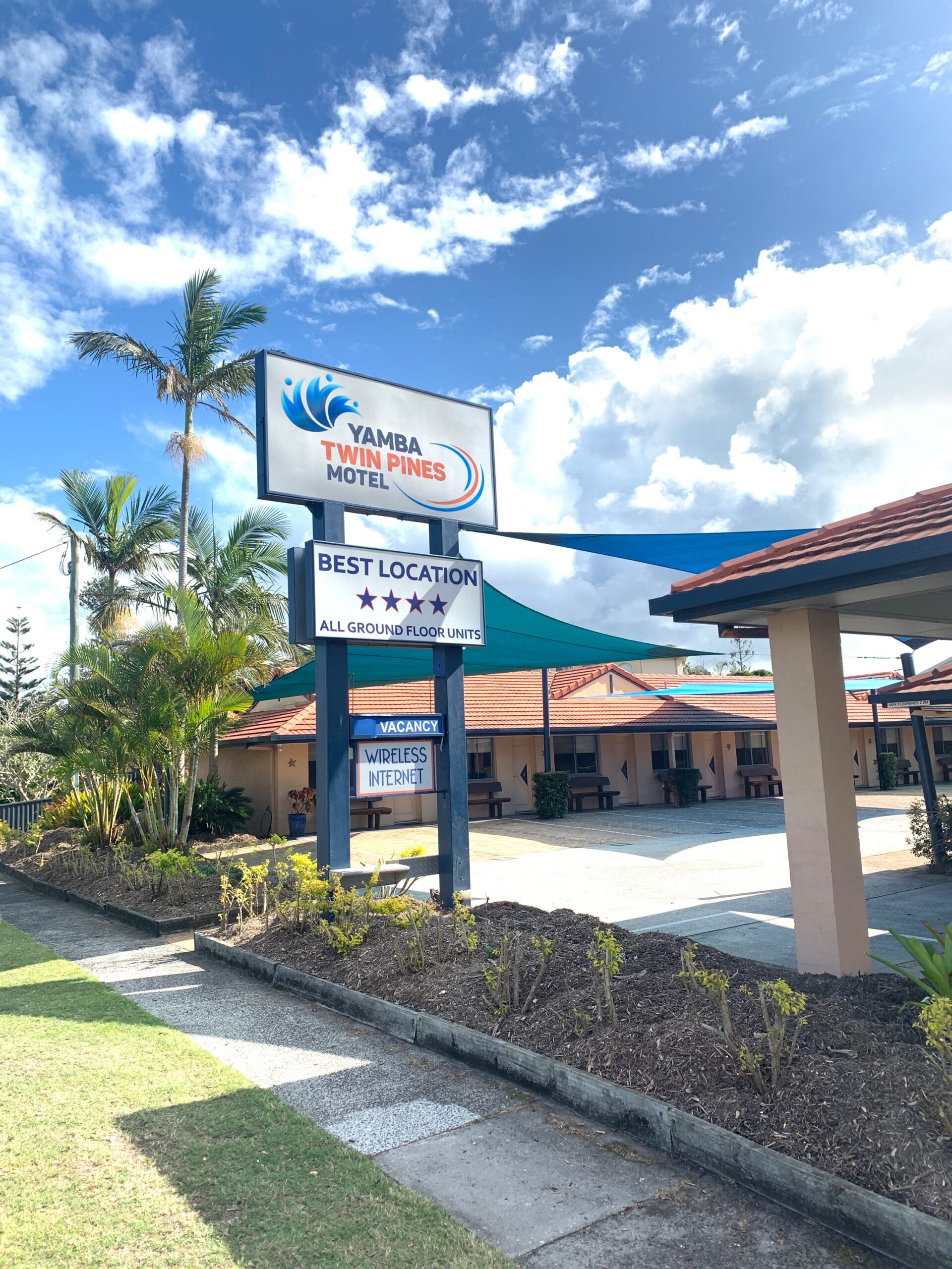 Yamba Twin Pines Motel signage
